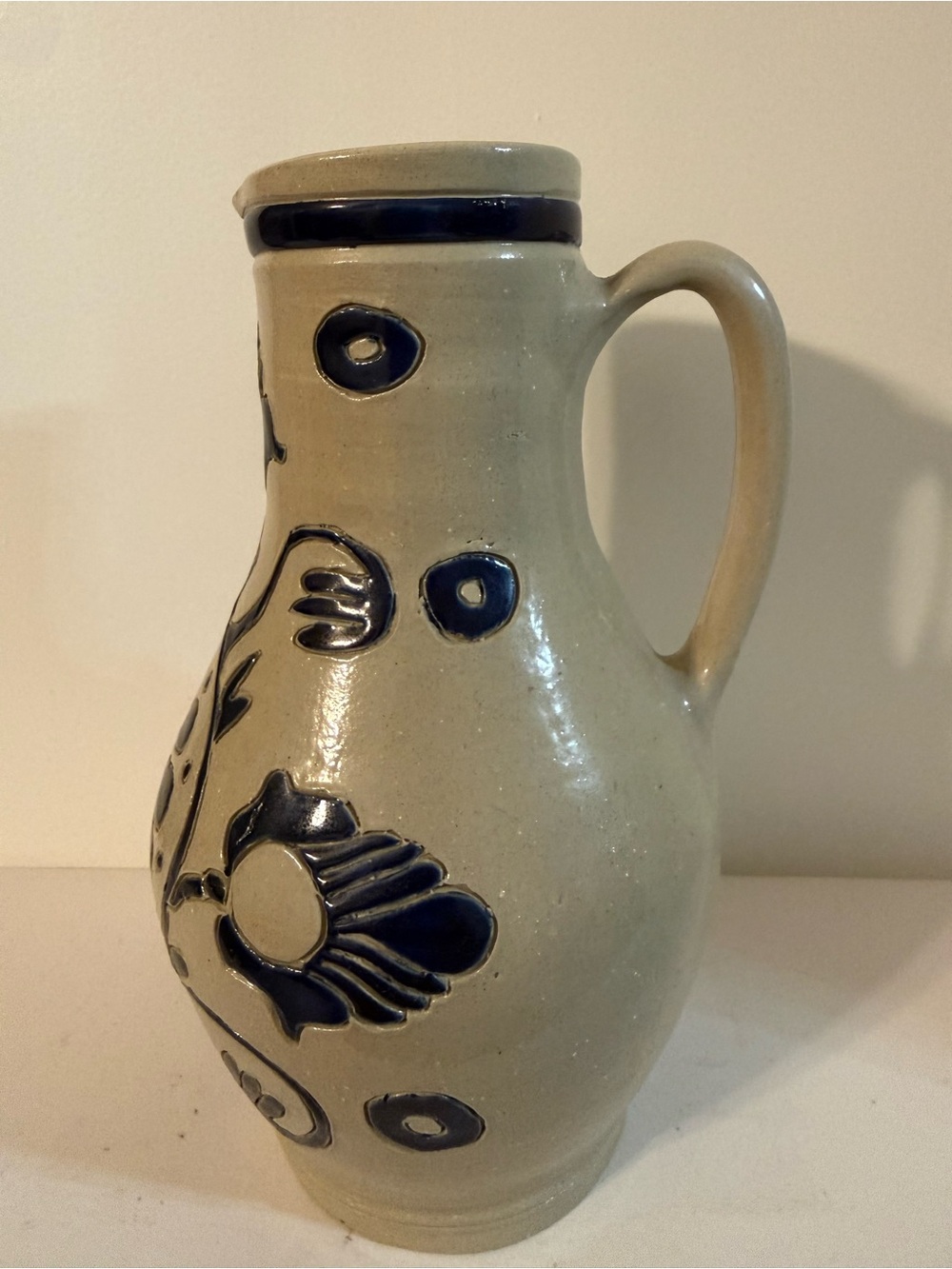 Vintage WILLIAMBURG RESTORATION Handmade
Pitcher Pottery